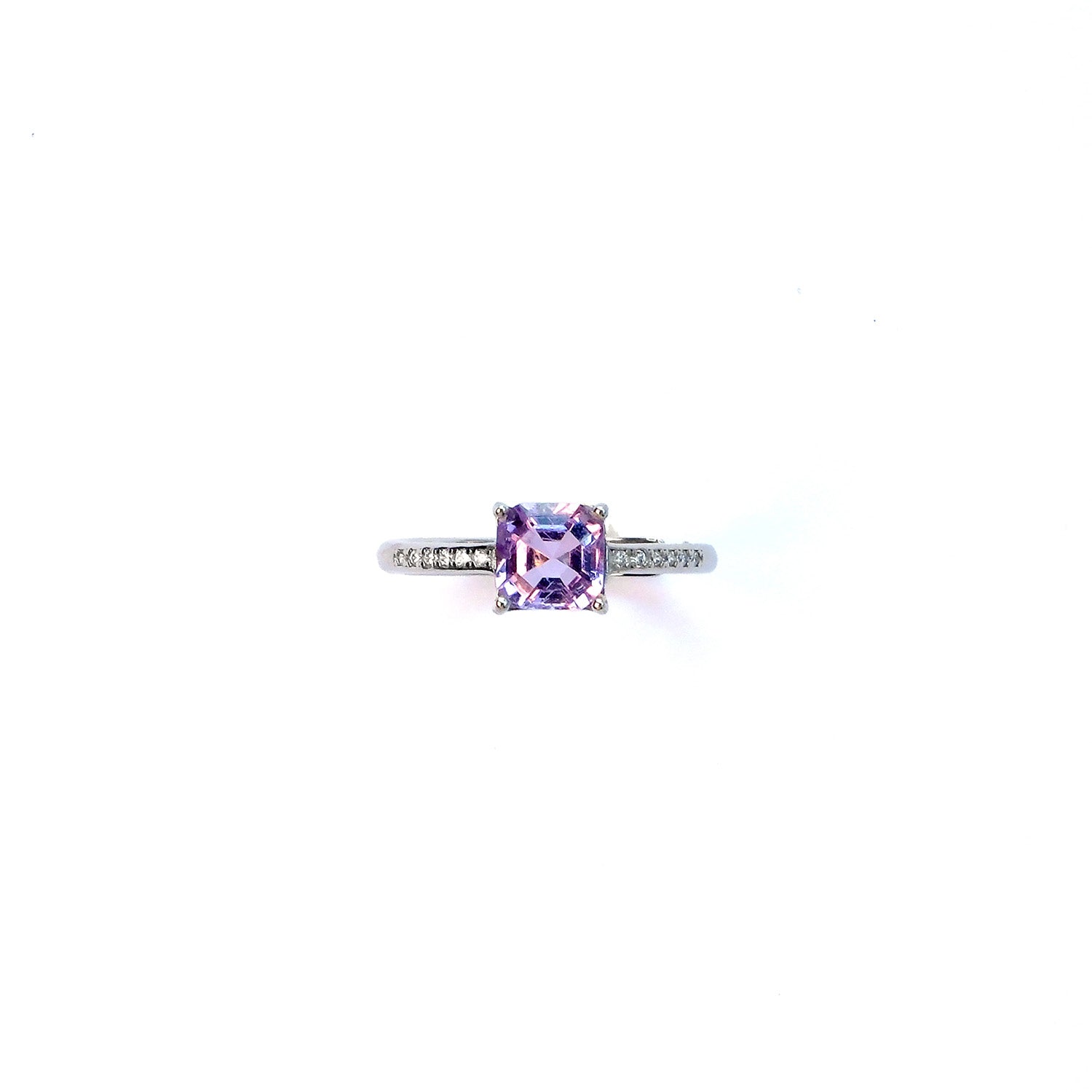 Silver ring with lavender amethyst in square shape for dreams and intuition front face
